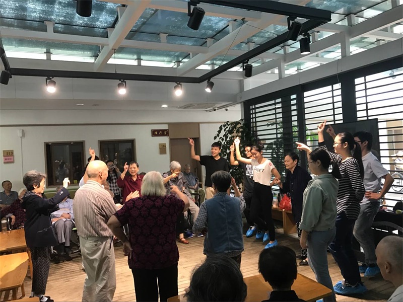 welcome欢迎光临威尼斯公司青工部进行“双节”慰问老人活动